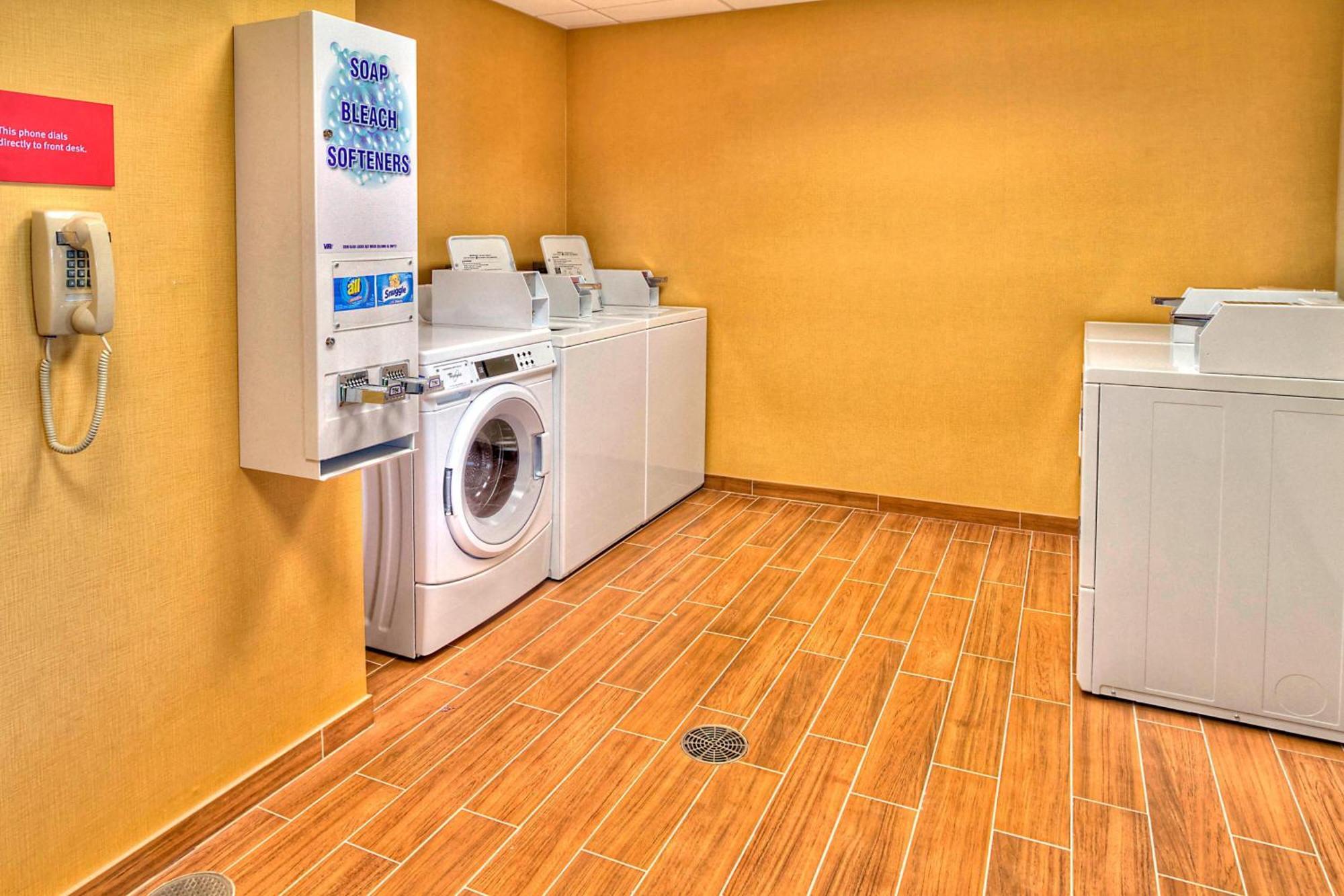 ホテル タウンプレース スイーツ オクラホマ シティ エアポート オクラホマシティ エクステリア 写真